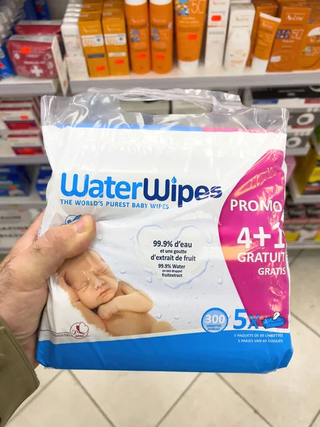 Paquete de mano masculina POV con toallitas de agua: las toallitas para bebés más puras del mundo dentro de la farmacia: comprar productos para bebés — Foto de Stock
