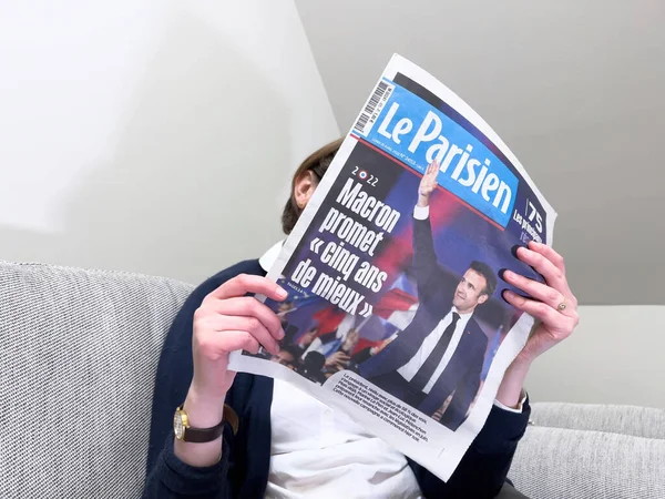 Le Parisien gazeta, okładka z Frances obecny prezydent Emmanuel Macron po pokonaniu Marine Le Pen na drugą pięcioletnią kadencję — Zdjęcie stockowe