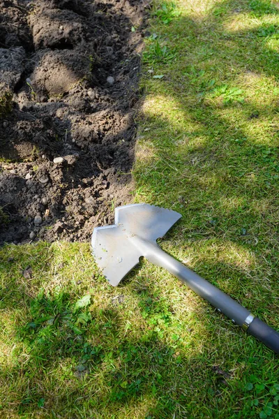 Usuwanie darni w ogrodzie za pomocą stalowego noża bordowego — Zdjęcie stockowe