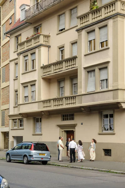 Άποψη του δρόμου της οικογένειας στην εβραϊκή γειτονιά του Στρασβούργου λαμβάνοντας στο δρόμο — Φωτογραφία Αρχείου