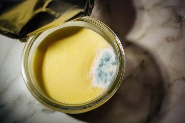 İçinde küf olan creme brulee paketini aç