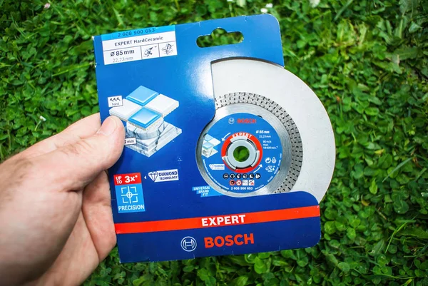 POV male hand holding new Bosch 2 608 900 653 Bosch Expert Diamond grit blade 85mm size after unboxing — Foto Stock