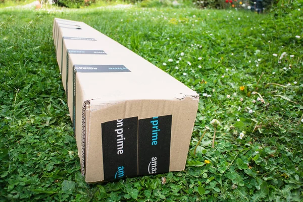 Large and long Amazon Prime parcel cardboard with long good inside - delivered as a security measure in the backyard garden — Stockfoto