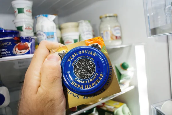 POV mano maschile che tiene delizioso zar caviale prodotto originale della Russia — Foto Stock