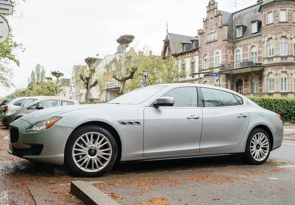 Maserati модель Quattroporte - роскошные дома особняки на заднем плане — стоковое фото