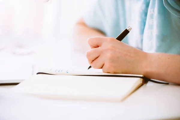 Woman using fountain pen wirgin in her — Stock Photo, Image