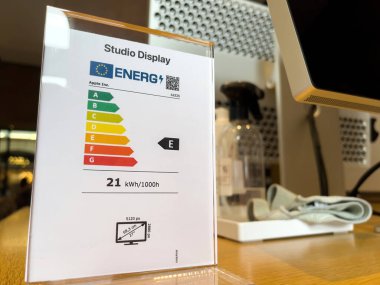 Apple SE 3 akıllı telefon, iPad Air 5 tableti, Mac Studio M1 Ultra ve yeni Stüdyo Ekranı satış açılışı sırasında