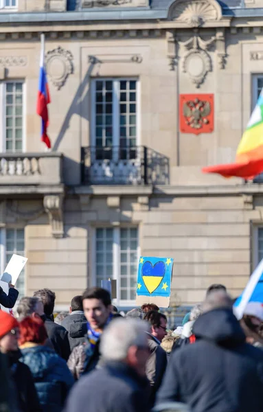 Protest front of Russian Consulate in solidarity with Ukrainians and against the war — Stock Photo, Image