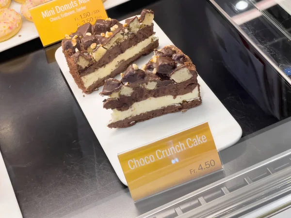 Fiyatı 4, 5 İsviçre frangı olan lezzetli McDonald 's Choco Crunch Cake' in yakın çekim görüntüsü. — Stok fotoğraf