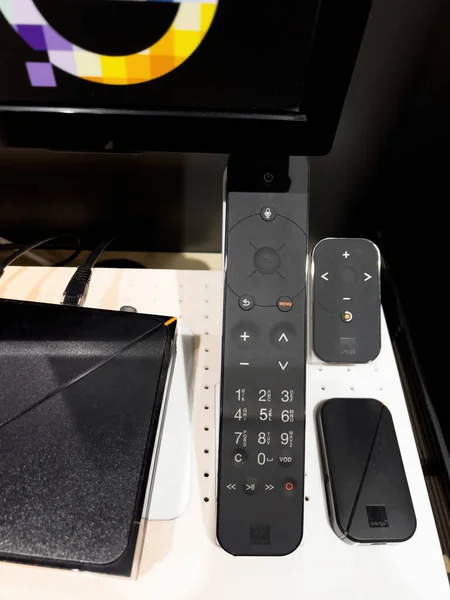 กล่องชุดทีวีอินเทอร์เน็ตควบคุมระยะไกลของโทรทัศน์สีส้ม Livebox 5 — ภาพถ่ายสต็อก