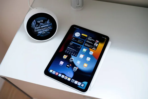 Alexa, give me metal health tips message on the Amazon Alexa next to new Apple Computers iPad mini Pro tablet — Stock Photo, Image