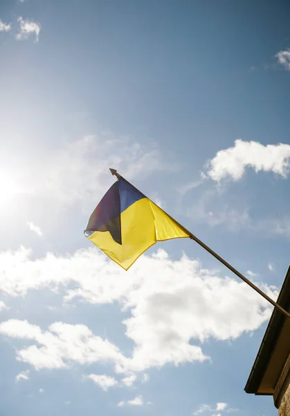 View from below of peacefully waving Flag of Ukraine — Stock Photo, Image