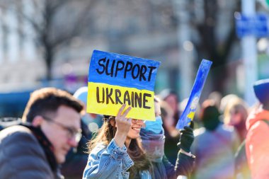 Rus Konsolosluğu 'nun Ukraynalılarla dayanışma içinde olmasını protesto etmek ve savaşa karşı çıkmak