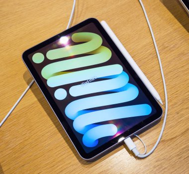 Apple Store içinde birden fazla iPad mini Pro bilgisayar tableti - en güçlü minyatür tablet fırlatma gününde sunum