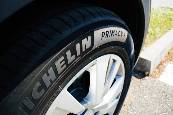 Close-up of new Michelin Primacy 4 tyre is designed for safety made to last while being one of the leading tyres for longevity in its category — Fotografia de Stock