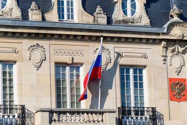 Sventolando bandiera della federazione russa sul consolato a Strasburgo — Foto Stock