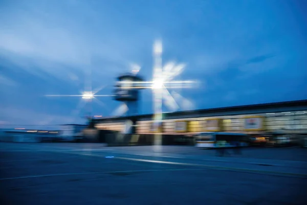 Defokussierter Blick auf Flughafenfassade mit Silhouette des Tower der Flugsicherung - — Stockfoto