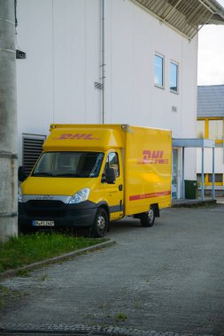 Oberkirch, Almanya - 27 Mayıs 2022: IVECO DHL posta minibüsü Alman kentindeki deponun yakınına park etti