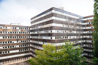 Fransız şehrindeki büyük ofis genel binasının havadan görünüşü