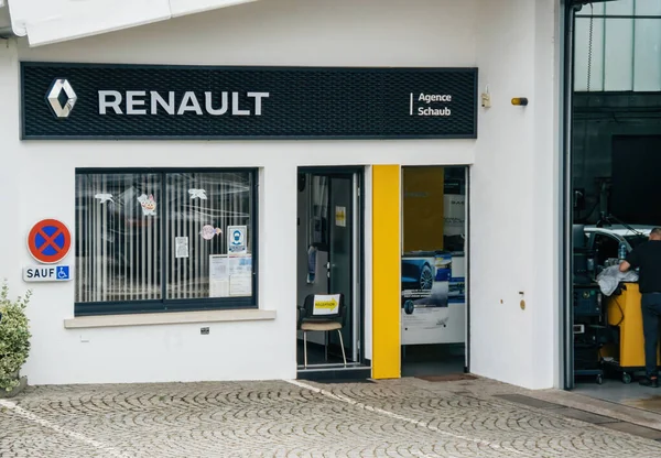 Στρασβούργο Γαλλία Ιουνίου 2022 Λογότυπος Της Renault Στην Ειδική Πρόσοψη — Φωτογραφία Αρχείου