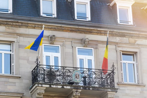 우크라이나 대사관에서는 우크라이나 연대하여 우크라이나 우크라이나 국기를 게양하고 러시아 이후의 — 스톡 사진