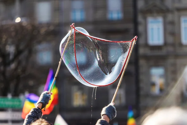 Mano Masculina Sosteniendo Palos Madera Demostración Haciendo Globo Jabón Grande —  Fotos de Stock