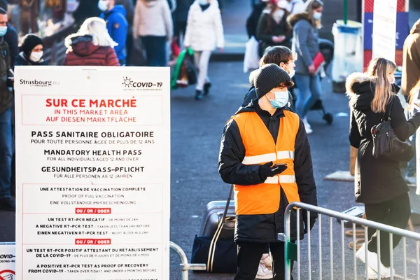 Strasbourg France Dec 2021 Surveillange Christmas Market Visitors Gauard Wearing — Foto de Stock