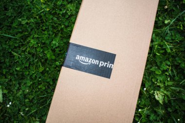 Paris, Fransa - 29 Nisan 2022: Büyük ve uzun Amazon Prime ambalajlı karton - arka bahçedeki bahçeye güvenlik önlemi olarak teslim edildi