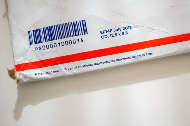 Londra, Birleşik Krallık - 18 Ekim 2014: ABD Posta Servisi zarfının barkod ve talimatlarla yakın görüntüsü