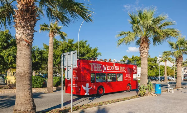 Пафос Кипр Oct 2014 Красный Двухэтажный Свадебный Автобус Гостями Внутри — стоковое фото