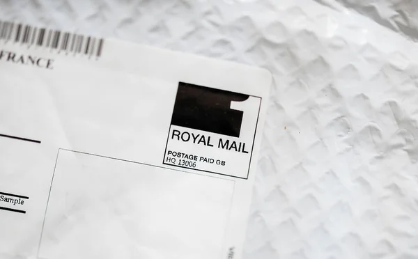 Лондон Великобритания Октября 2014 Почтовый Конверт Стикером Королевская Почта Сдвигом — стоковое фото