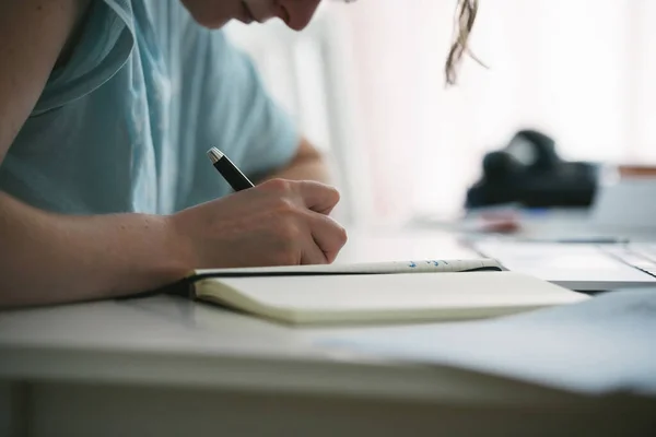 Vista Lateral Una Mujer Irreconocible Escribiendo Cuaderno Los Cursos Clases —  Fotos de Stock