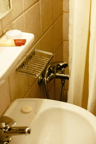 Lavabo Duş Musluğunun Detaylarıyla Otel Banyosu Hijyenik Olmayan Eklemler Sıcak — Stok fotoğraf