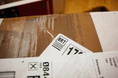 Milano, İtalya - 11 Mayıs 2022: Paketin üzerindeki yapıştırmanın makrosu, eskiden Bartolini S.P.A olarak bilinen,% 85 kontrollü, nakliye sektöründe faaliyet gösteren İtalyan şirketi BRT espresso 'dan.