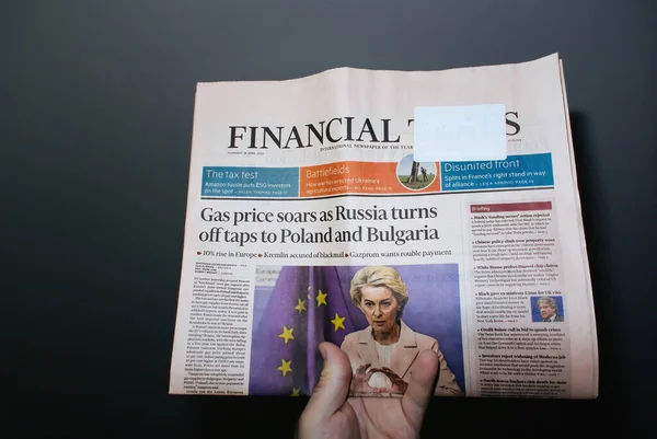 París Francia Abr 2022 Gran Hombre Sostiene Periódico Financial Times — Foto de Stock