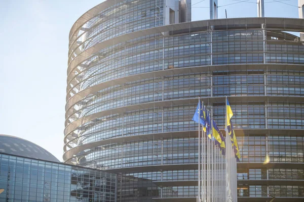 Straatsburg Frankrijk Mrt 2022 Oekraïense Vlag Wappert Naast Vlag Van — Stockfoto