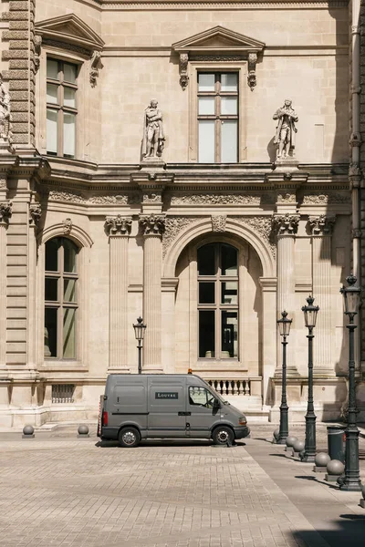 Париж Франция Августа 2014 Серый Фургон Надписью Лувр Припаркован Улице — стоковое фото