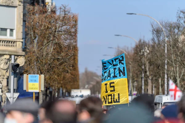 Страсбург Франція Мар 2022 Тепер Великий Прапор Над Сотнями Демонстрантів — стокове фото