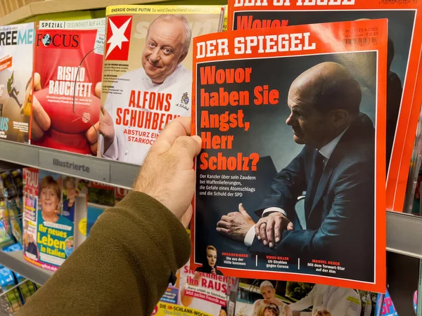 Berlin Germany Apr 2022 Der Spiegel Latest Newspaper Featuring Olaf — стокове фото