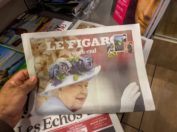 Paris France Sep 2022 Press Kiosk Hand Reading Figaro Newspaper — Stock Photo, Image