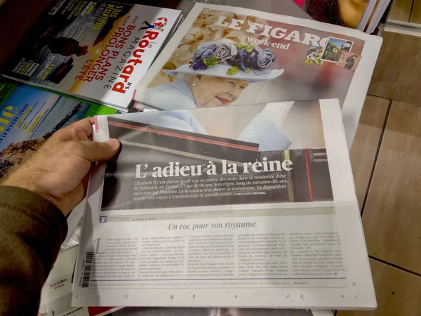 Parijs Frankrijk Sep 2022 Perskiosk Leest Figaro Krant Brengt Hulde — Stockfoto