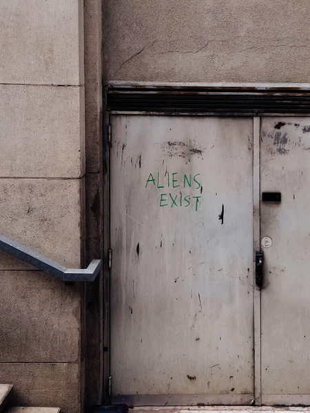 Puerta Para Grunge Undeground Garaje Secreto Con Texto Alien Existe — Foto de Stock
