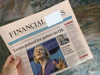 Londra, İngiltere - 6 Eylül 2022: Birleşik Krallık 'ın yeni başbakanı Liz Truss' un yer aldığı son Financial Times gazetesini okuyarak kişisel bakış açısı