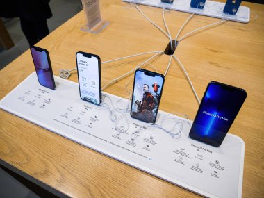Paris, Fransa - 3 Kasım 2021: Yeni Apple Bilgisayarları iPhone akıllı telefonları - 13 mini 13 profosyonel, SE ve MAX versiyonları