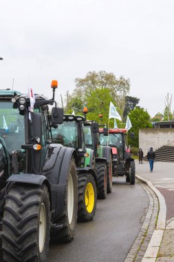 Strasbourg, Fransa - 30 Nisan 2021: Strreet Strasbourg 'da yaya yürüyüşü yapan traktörlerin arka görünümü