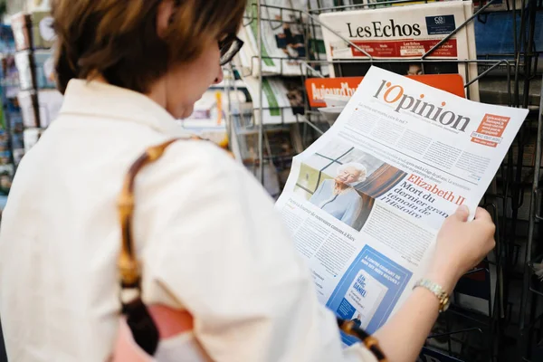 London United Kingdom Sep 2022 Woman Reading Lopinion French Newspaper — Stock Photo, Image