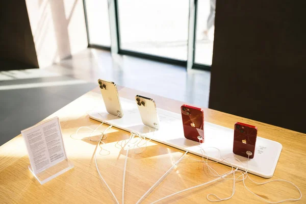 프랑스 2022 컴퓨터의 뒷모습 스토어 의나무 테이블에서 스마트폰을 줄줄이 수있다 — 스톡 사진