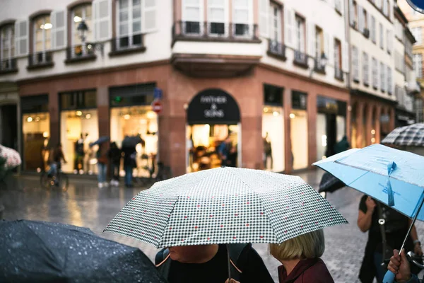 Esős Időjárás Városban Váratlan Időjárás Változások Csoport Emberek Séta Esernyővel — Stock Fotó