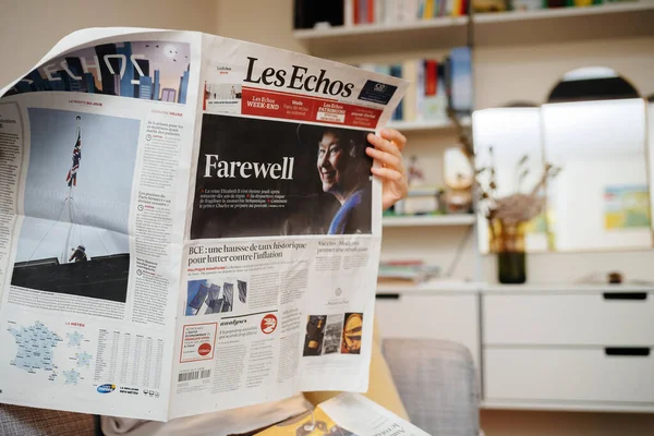 Париж Франция Сентября 2022 Года Чтение Диване Гостиной Последней Страницы — стоковое фото