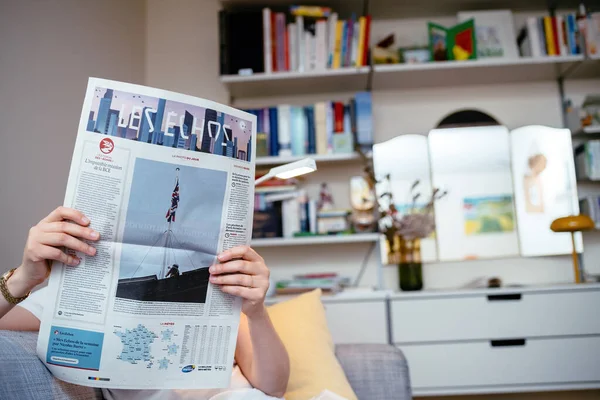 Paříž Francie 2022 Žena Četla Gauči Obývacím Pokoji Poslední Noviny — Stock fotografie
